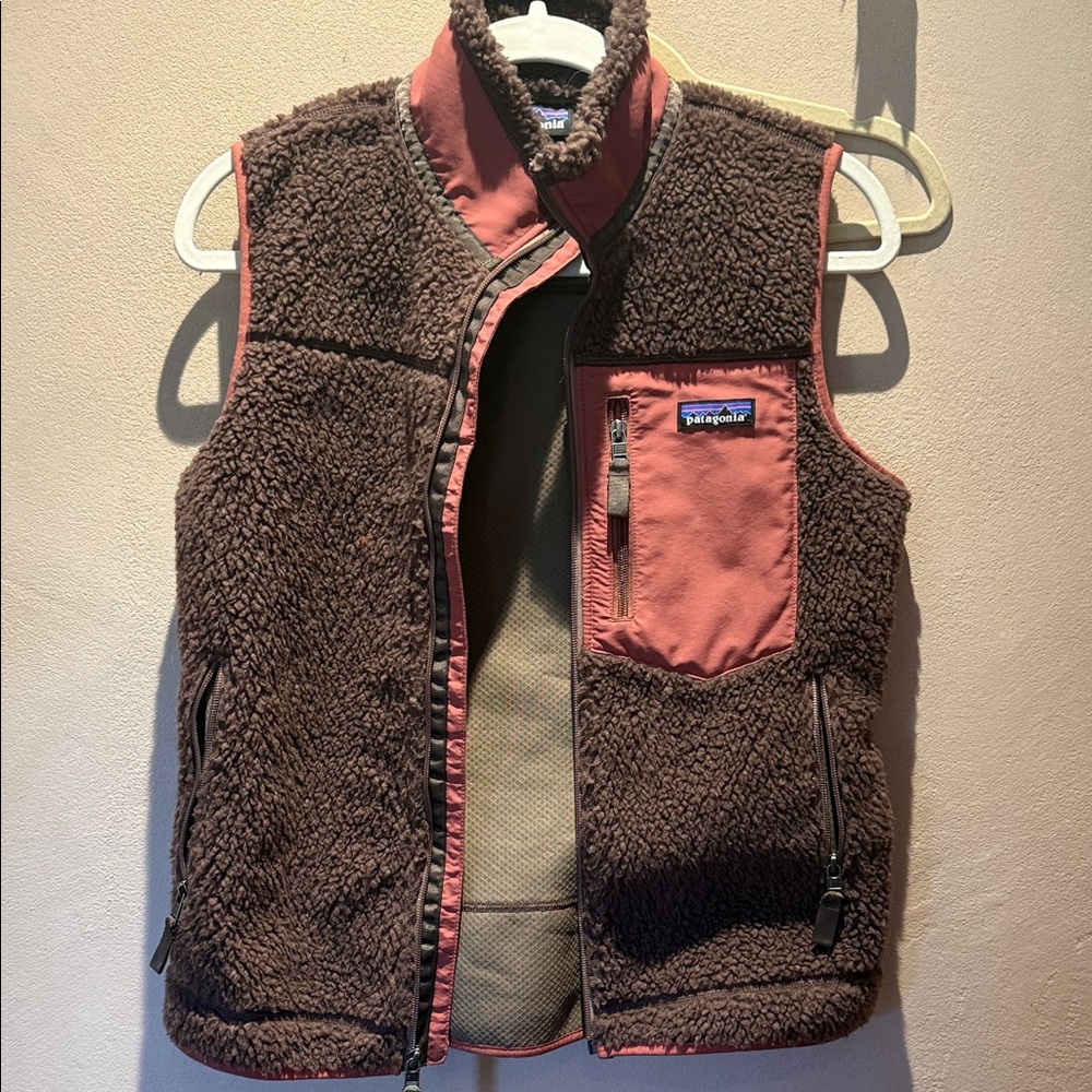 Patagonia S Sherpa Retro-X fleece Vest, chocolate color with Rust Trim
